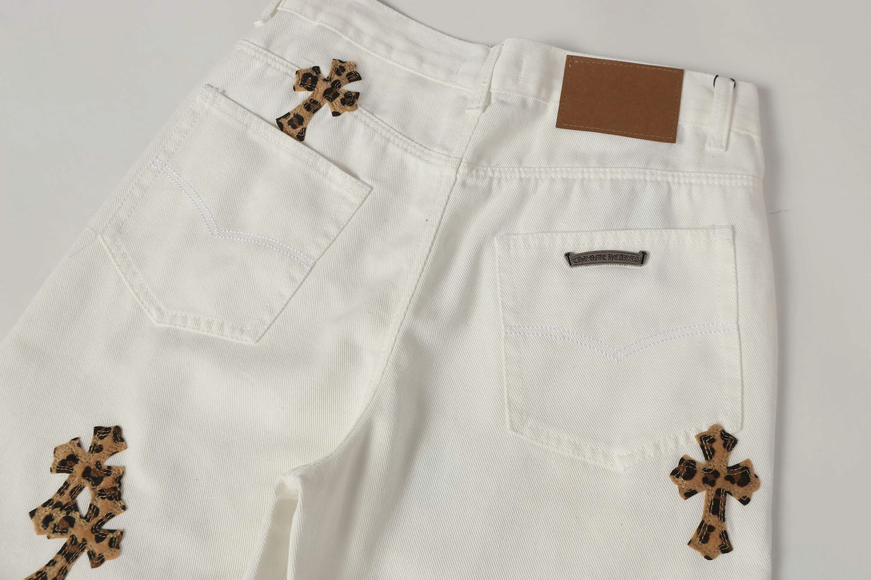 P280 -Chrome Hearts/Chrome Hearts 25ss classic white cow series colored leather cross washed color cloth unisex denim trousers -Vibe style straight stacked god-level version -carbon fine bias denim color cloth -old vintage complete set of hardware - Chrome Hearts white cow series The high version uses high-ounce custom fabrics, fermentation washing and soft color fixation, soft and thick to wear, the details are all hand-polished and manufactured with craftsmanship, all-over jacquard fabrics, unique design style After multiple processes to create a full retro feel, a niche and unique non-contrast shirt, custom-made distressed spray-painted buttons, every detail is crafted with craftsmanship. Color: Picture color Code number: 28-36